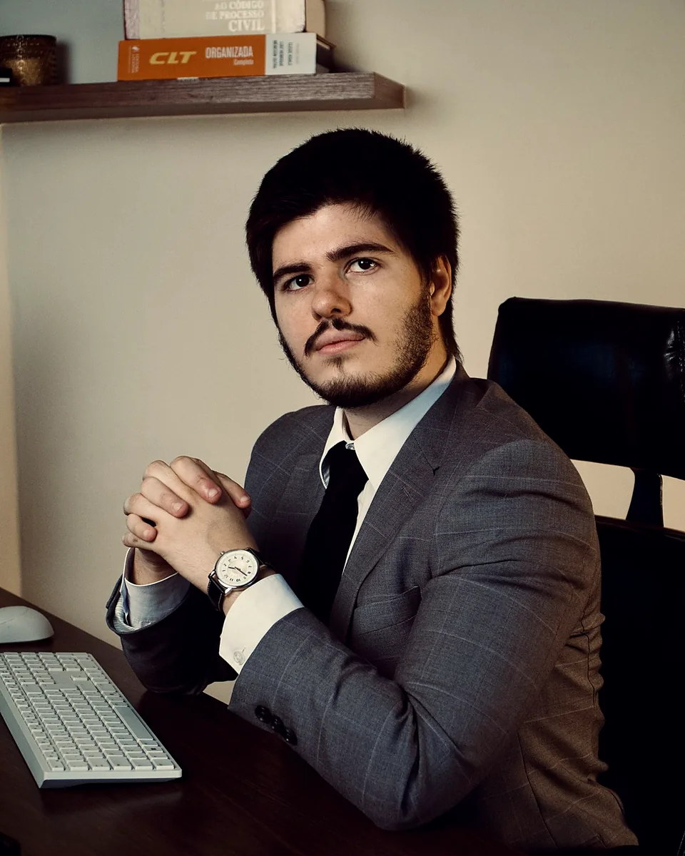 Arthur Galante da Cunha, sentado à mesa de trabalho